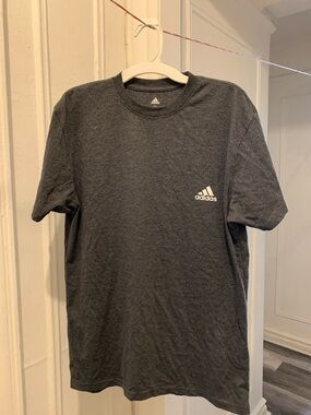 adidas Men’s Dark Gray Logo Short Sleeve Tee Men Small